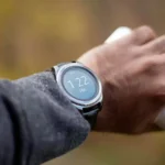 homem usando um dos melhores smartwatches da Samsung