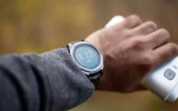 homem usando um dos melhores smartwatches da Samsung