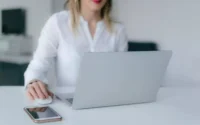 Moça usando notebook mexendo em site com provedor de hospedagem