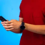 Homem usando smartwatch masculino