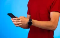 Homem usando smartwatch masculino