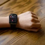Moça usando smartwatch da Motorola