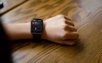 Moça usando smartwatch da Motorola