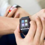 casal usando smartwatches da Philco