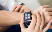 casal usando smartwatches da Philco