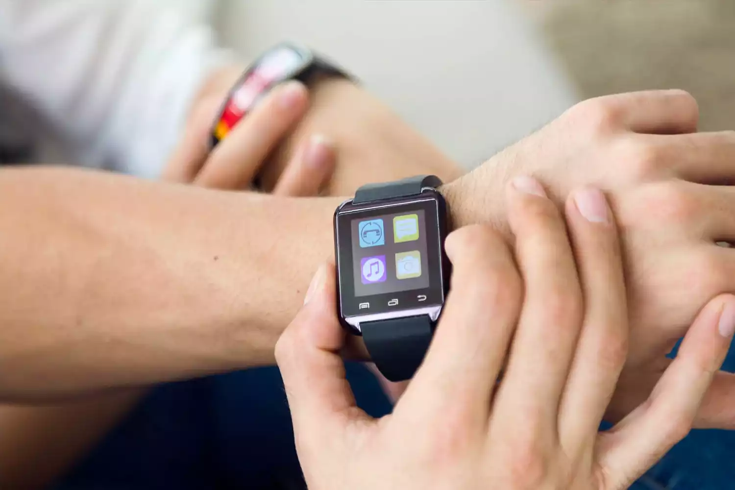 casal usando smartwatches da Philco
