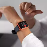 Moça usando smartwatch Xiaomi Watch 3