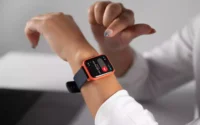 Moça usando smartwatch Xiaomi Watch 3
