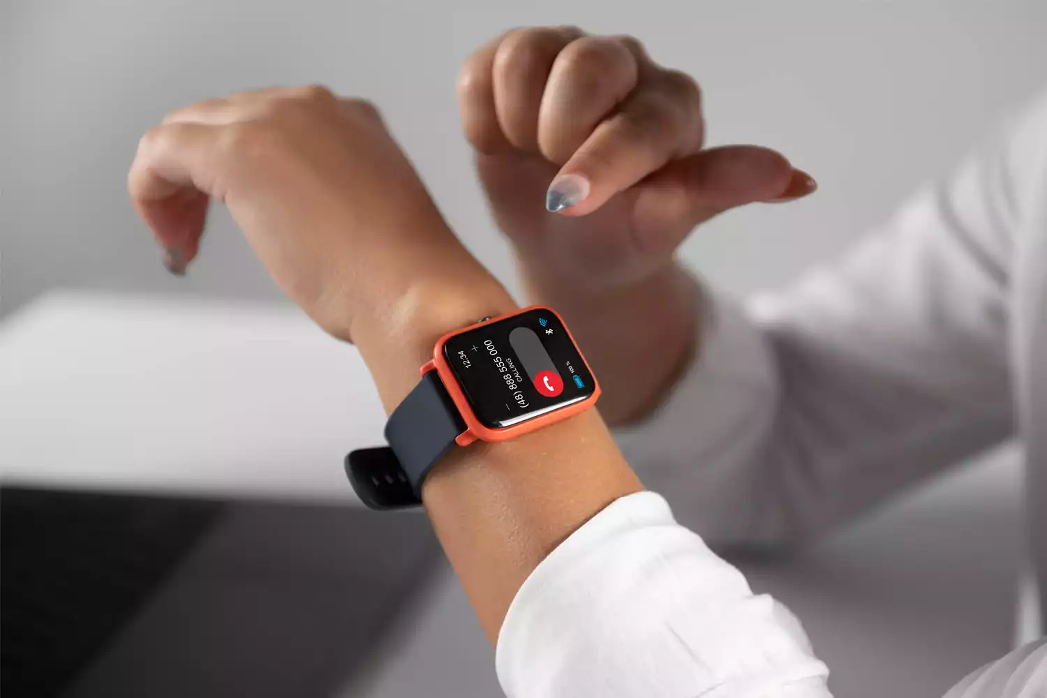 Moça usando smartwatch Xiaomi Watch 3