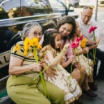 Família com avós, mãe e filhas comemorando o dia das Mães