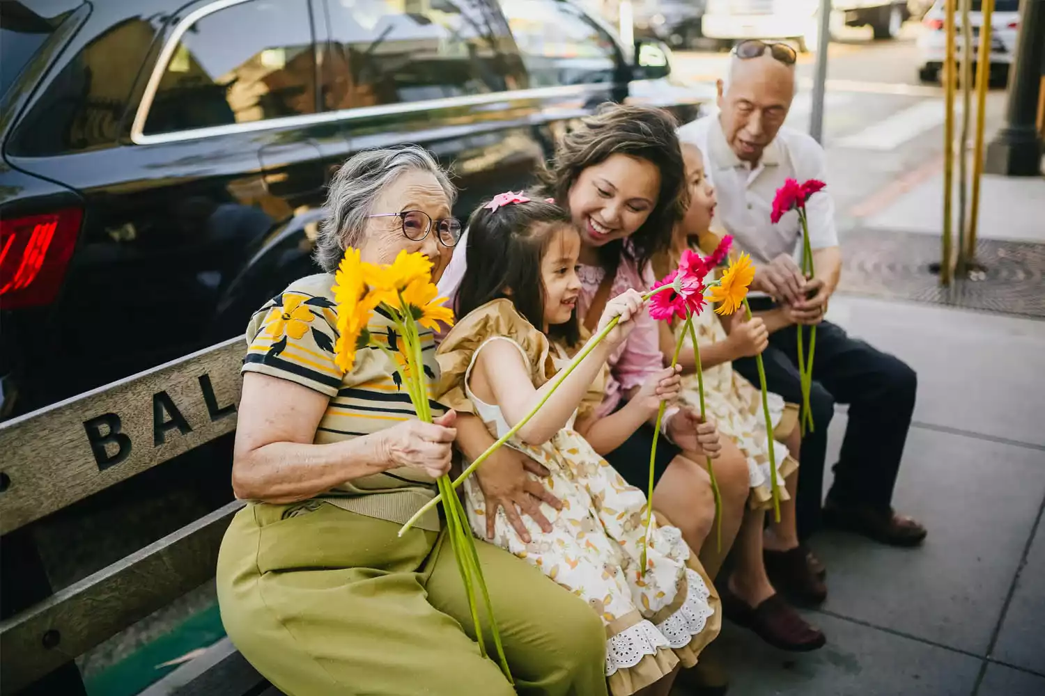Família com avós, mãe e filhas comemorando o dia das Mães