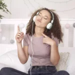 moça ouvindo fone de ouvido com adaptador de fone USB-C