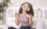moça ouvindo fone de ouvido com adaptador de fone USB-C