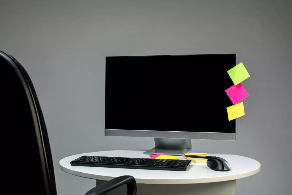 computador Lenovo em cima de mesa com teclado e mouse