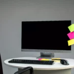 computador Lenovo em cima de mesa com teclado e mouse
