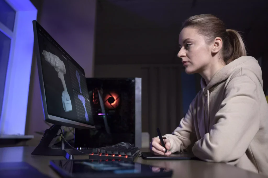 Moça usando computador pensando nas vantagens e desvantagens