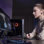 Moça usando computador pensando nas vantagens e desvantagens