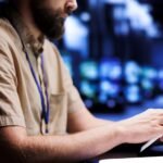 homem usando computador acessando hospedagem cloud