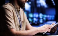 homem usando computador acessando hospedagem cloud