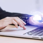 moça usando note e pesquisando sobre hospedagem compartilhada