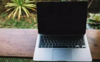 laptop da Samsung sobre um balcão de madeira