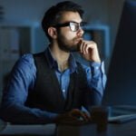 homem olhando para tela do computador pesquisando quais os melhores computadores de 2024