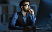 homem olhando para tela do computador pesquisando quais os melhores computadores de 2024