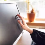 moça usando um monitor touch screen