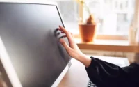 moça usando um monitor touch screen
