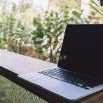notebook lenovo i3 em cima de uma varanda