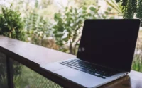 notebook lenovo i3 em cima de uma varanda
