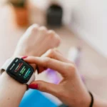 Moça usando smartwatch