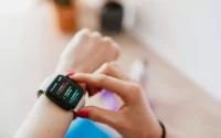 Moça usando smartwatch
