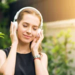 moça ouvindo música em fone de ouvido com cancelamento de ruído