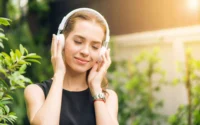 moça ouvindo música em fone de ouvido com cancelamento de ruído