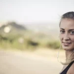 moça usando fone de ouvido para corrida