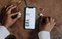 pessoa apanhando um par de fone de ouvido TWS