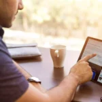 homem usando um dos melhores tablet da Amazon