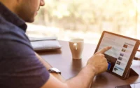 homem usando um dos melhores tablet da Amazon