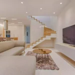 sala de estar com smart tv de 75 polegadas 4K