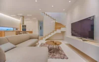 sala de estar com smart tv de 75 polegadas 4K
