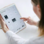 mulher usando tablet com bom custo-benefício