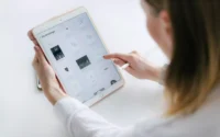 mulher usando tablet com bom custo-benefício