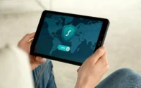 pessoa segurando um tablet da Samsung