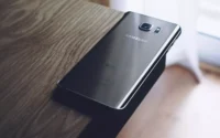 celular Samsung em cima de uma mesa