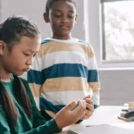 menina jogando jogo no console Steam Deck disponível no Mercado Livre