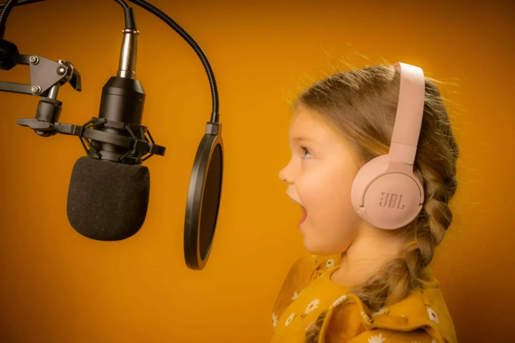 fone-jbl-bluetooth-capa menina usando fone JBL bluetooth