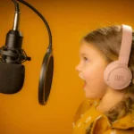 menina usando fone JBL bluetooth