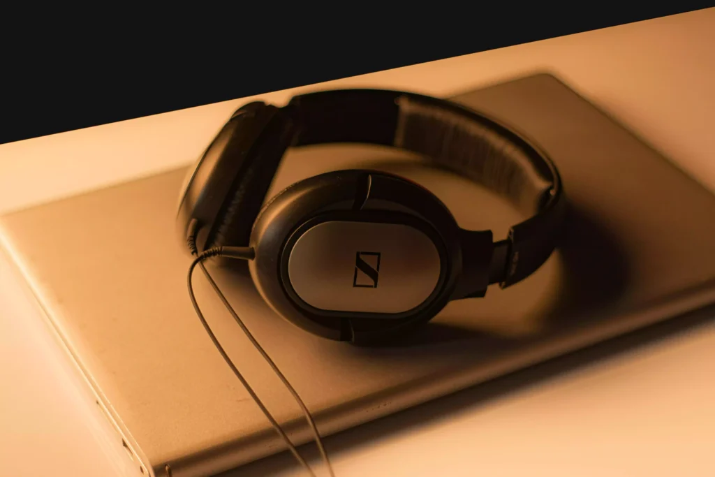 notebook-bom-custo-beneficio-capa um dos notebooks gamer fechado sobre uma mesa