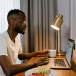 homem usando notebook da Samsung